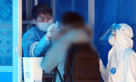 4일 오후 서울 송파구 서울시교육청 학생체육관 앞에 마련된 선별진료소에서 2021학년도 대학수학능력시험 감독관 교사들이 코로나19 진단검사를 받고 있다.  연합뉴스